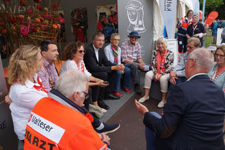 Bischof Dr. Michael Gerber im Gespräch mit Ehrenamtlern